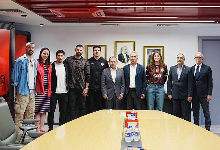 İlkin Aydın yine tüm dikkatleri üzerine çekti: Adnan Polat da vardı 1